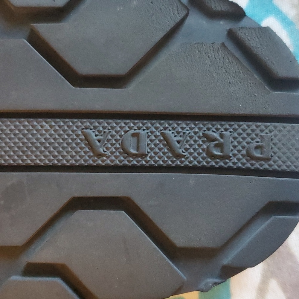 Authentic Prada sandals - Picture 4 of 9